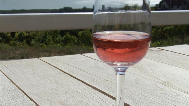 Η Ελλάδα εισάγει ακριβότερα κρασιά