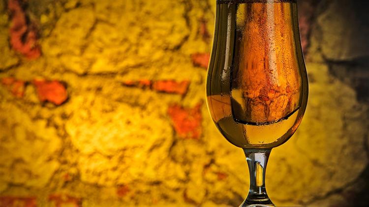 Μικρότερο κίνδυνο εμφάνισης καρκίνου έχουν όσοι πίνουν λίγο αλκοόλ