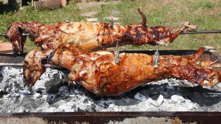 Αρνί, κατσίκι ή πρόβατο; Οι διαφορές που (πρέπει να) γνωρίζετε πριν ανάψετε τη σούβλα