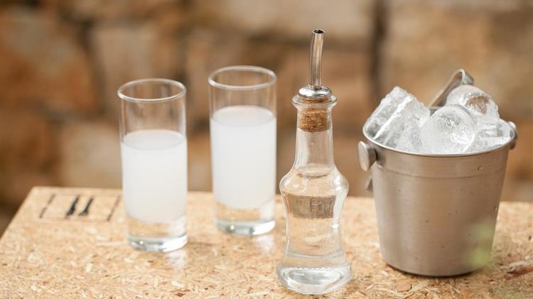 ECOFIN: Φόρο έως 1,40 αντί για 6 ευρώ το λίτρο σε τσίπουρο και ρακή