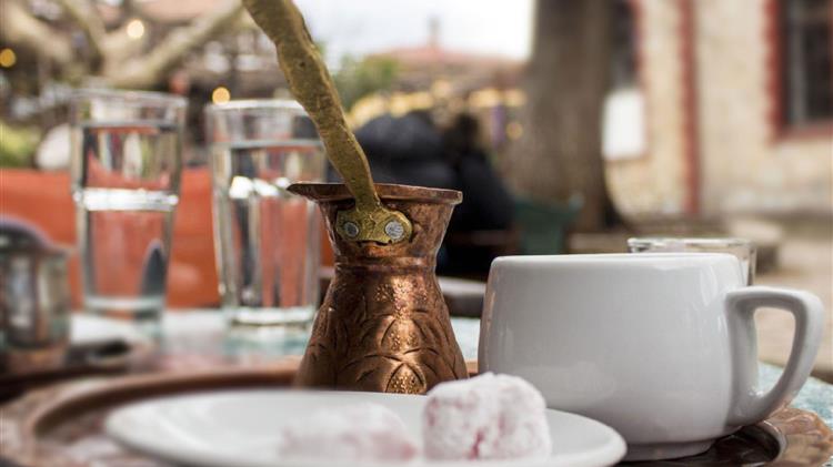 Πως κλείνουν τα θρυλικά καφενεία της Ελλάδας 