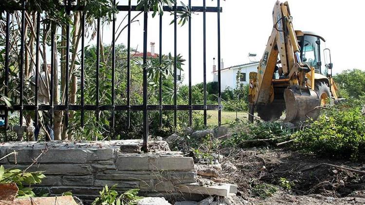 Σ. Φάμελλος: “Κανένας πολίτης δεν θα δεχτεί να παραμείνουν μάντρες στον αιγιαλό"