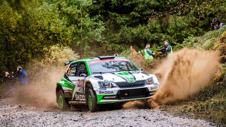  Η SKODA Fabia R5 θριαμβεύει στην WRC 2 και στα δάση της Ουαλίας
