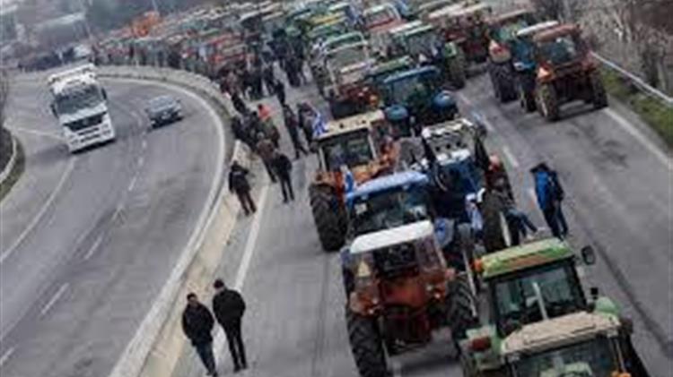 Ενισχύεται το μπλόκο των αγροτών στον κόμβο Αντιγόνου