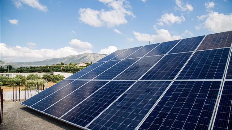 Φωτοβολταϊκά στέγης: Πώς οι ταράτσες μπορούν να «μπλοκάρουν» την επιδότηση και εγκατάσταση