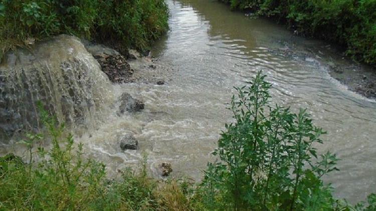 Ανεπεξέργαστα λύματα στην τάφρο της Λαψίστας