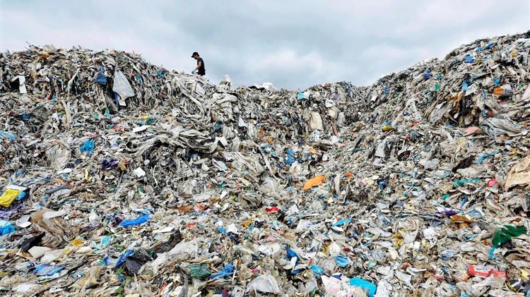 Προεκλογική καύση σκουπιδιών στην Ρόδο