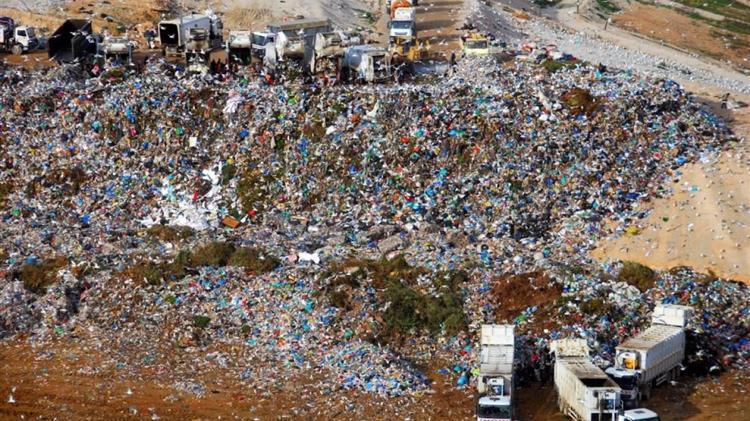 Μειώθηκαν περαιτέρω τα πρόστιμα που πληρώνει η Ελλάδα για τις παράνομες χωματερές