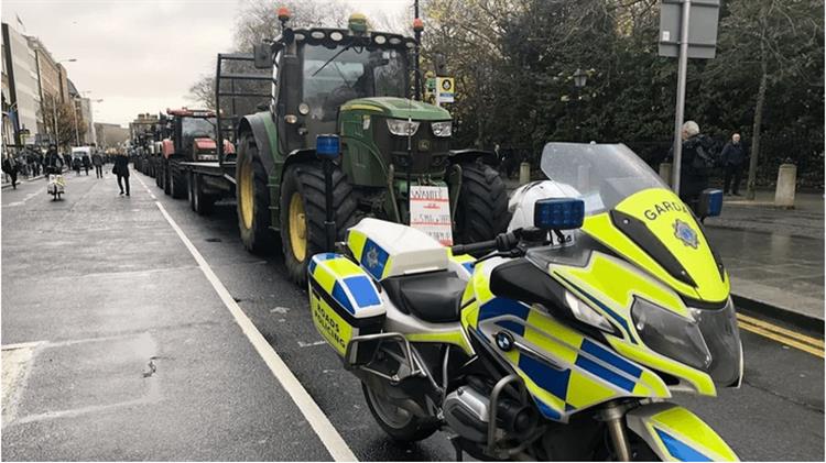 Αγρότες απέκλεισαν το κέντρο του Δουβλίνου