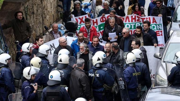  Επίθεση των ΜΑΤ με χημικά σε διαδηλωτές αγρότες