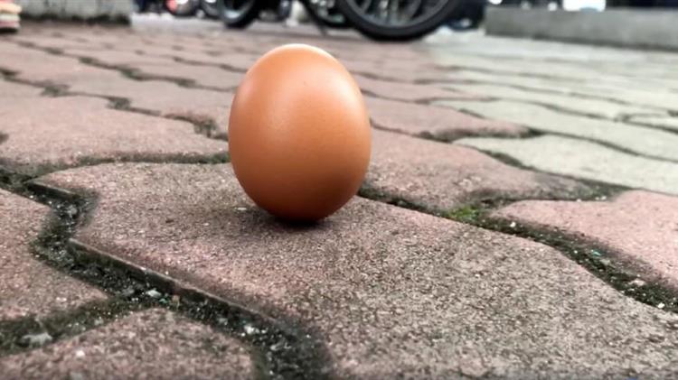 Το πείραμα του όρθιου αυγού έγινε viral χάρη στην έκλειψη του Ηλίου