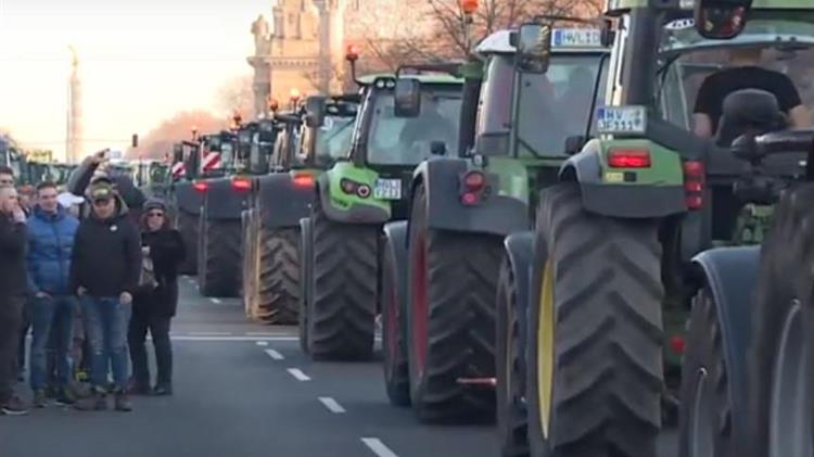 Στο Βερολίνο αγρότες διαδήλωσαν μπροστά από την Πύλη του Βραδεμβούργου υπέρ της «πράσινης» γεωργίας