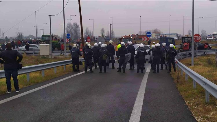 «Τα προβλήματα των αγροτών είναι περισσότερα απ’ όσες κλούβες ΜΑΤ και αν στείλουν»