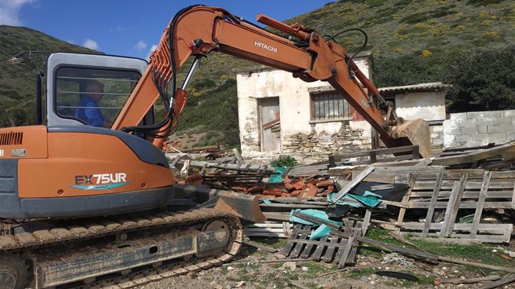 Ξεκίνησε η κατεδάφιση αυθαίρετων κτισμάτων στη νήσο Μακρόνησο