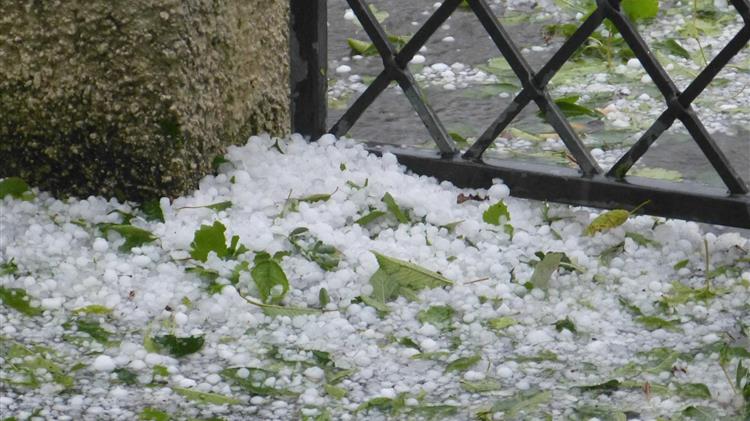Ζαγορά: Άσπρισε μετά από πυκνή χαλαζόπτωση