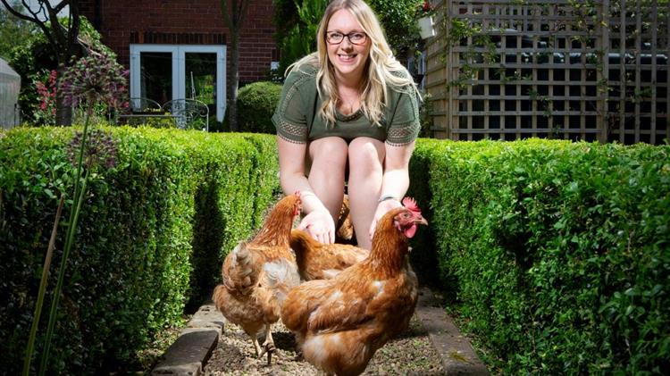 Οι γυναίκες που διασώζουν πουλερικά από τα σφαγεία