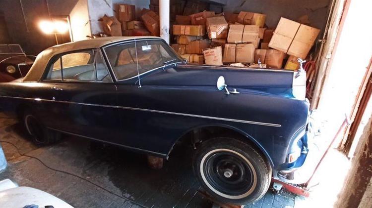 Μια μοναδική συλλογή από αυτοκίνητα βρίσκεται στο Τατόι