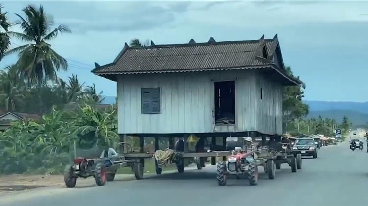Αγρότες ενώθηκαν για να μεταφέρουν ολόκληρο σπίτι