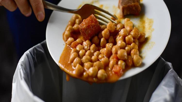 Ποια τρόφιμα καταλήγουν συχνότερα στους κάδους απορριμμάτων; Πιο ευαισθητοποιημένοι όσοι ζουν σε αγροτικές περιοχές