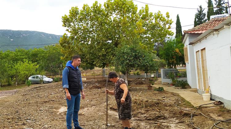 Κοντά στους πληγέντες κατοίκους των Φαρσάλων ο Θανάσης Παιδής