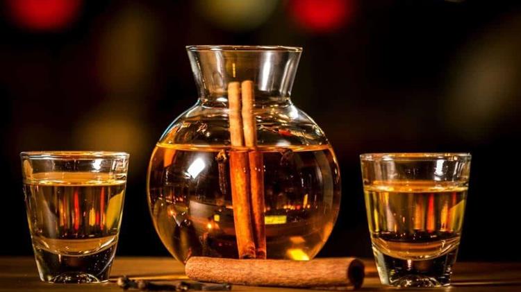 Μελισσοπαραγωγός επενδύει στο ρακόμελο και κερδίζει