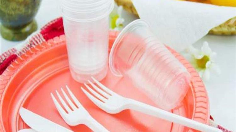 Ταγαράς: Στήριξη στους κλάδους που επηρεάζονται από τα μέτρα για τη μείωση των πλαστικών