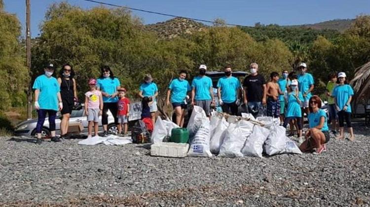 Την παραλία Χαραμίδας καθάρισε η ομάδα “Λέσβος χωρίς πλαστικά”