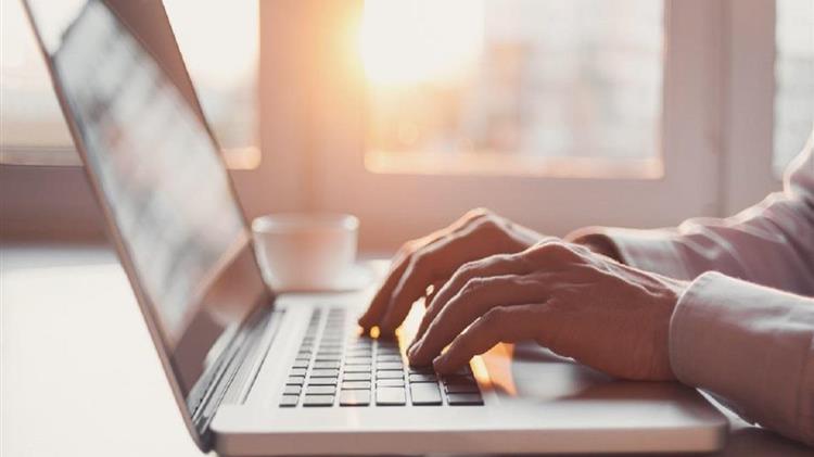 Στο 60% αυξάνεται η υποχρεωτική τηλεργασία στον ιδιωτικό τομέα στις "βαθιά κόκκινες" περιοχές