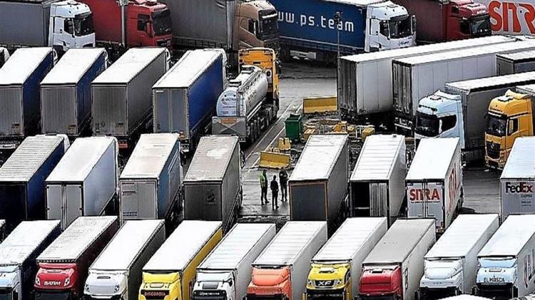 Χριστούγεννα στο τιμόνι για Έλληνες οδηγούς φορτηγών που έχουν εγκλωβιστεί στα σύνορα Γαλλίας – Βρετανίας