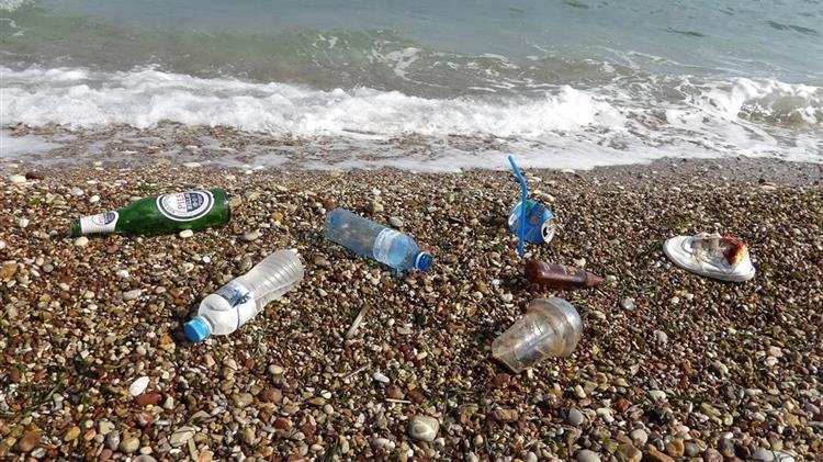 Ρέθυμνο: Χιλιάδες τόνοι σκουπιδιών στις παραλίες μετά τη νεροποντή