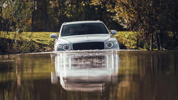 H νέα BENTLEY BENTAYGA V8 βραβεύεται ως «πολυτελές SUV της χρονιάς»