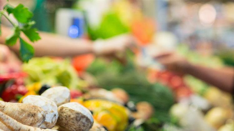 Τρόφιμα: Η ακρίβεια ξεκινά από το χωράφι - «Καίνε» οι τιμές για γάλα, λάδι και αυγά - Στοιχεία Eurostat