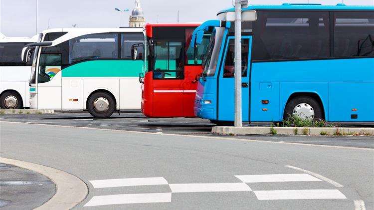 Μειώνονται τα τέλη κυκλοφορίας για τα τουριστικά λεωφορεία