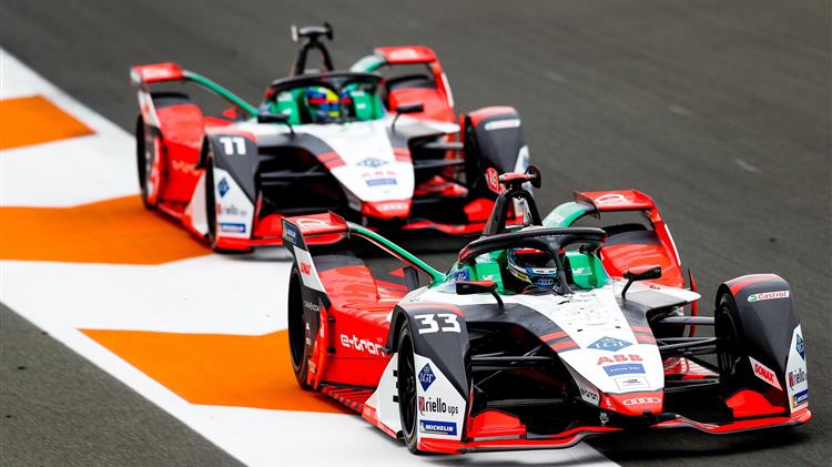 Οι πιλότοι της Audi λίγο πριν την εκκίνηση της Formula E