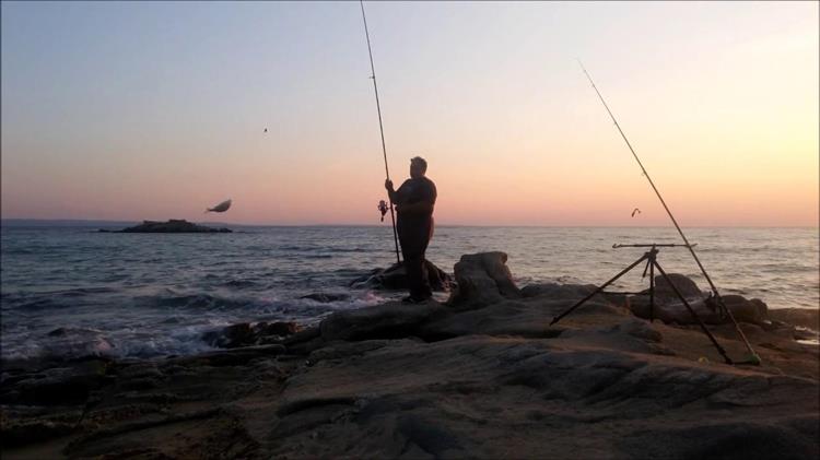 Πήγαν για ψάρεμα και επέστρεψαν με… χειροπέδες