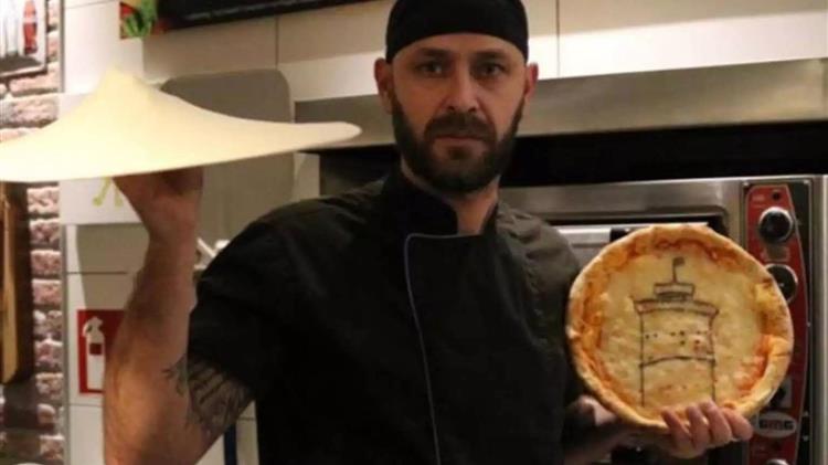 Θεσσαλονίκη: Ζωγραφίζει πάνω στο ζυμάρι της πίτσας με ...κασέρι και φυτικό μελάνι