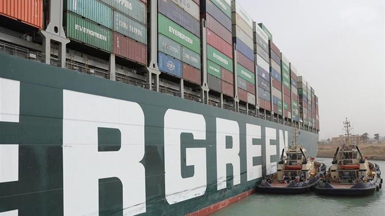 Διώρυγα Σουέζ: Γιγάντια επιχείρηση για να ξεκολλήσει από την άμμο το «Ever Given» – Τεράστιες οι εμπορικές επιπτώσεις