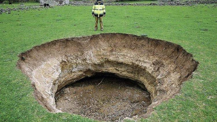 Νίσυρος: Γεωλογικό φαινόμενο αλλάζει τη μορφολογία του εδάφους με ρωγμές-κρατήρες που ενντυπωσιάζουν