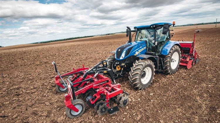 Η σειρά τρακτέρ T5 Dynamic Command™ της New Holland συνδυάζει την κορυφαία αποδοτικότητα και την ασυναγώνιστη ευελιξία