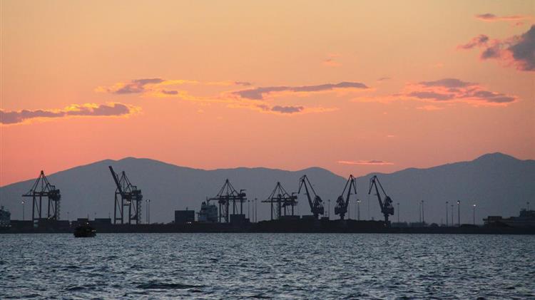 Θεσσαλονίκη: Πλωτά φράγματα για την προστασία του Θερμαϊκού Κόλπου από θαλάσσια ρύπανση