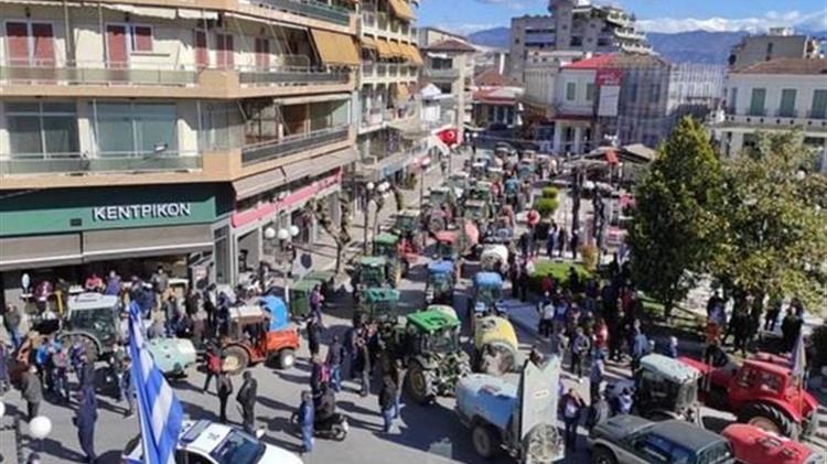 Έδεσσα: Μηχανοκίνητη πορεία πραγματοποίησαν αγρότες της Πέλλας, ζητώντας άμεσες αποζημιώσεις από τον παγετό