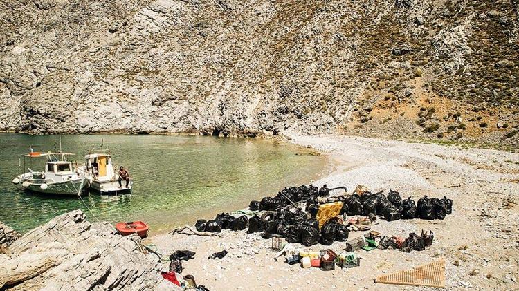 «Αμοργόραμα»: Όταν οι αλιείς της Αμοργού ψαρεύουν πλαστικά