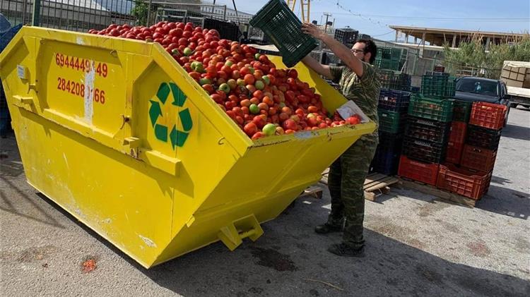 Αγρότες Ιεράπετρας προς Λιβανό: «15.000 τόνοι τομάτας στα σκουπίδια, οικονομική ενίσχυση τώρα»
