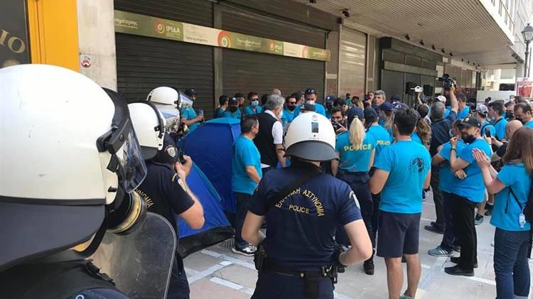 Έστειλαν τα ΜΑΤ να συλλάβουν τους εργαζομένους των λιπασμάτων έξω από το Υπουργείο Εργασίας