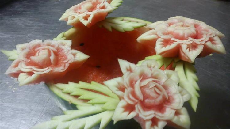 Χαλκιδική: Σεφ φτιάχνει μικρά ...έργα τέχνης σκαλίζοντας καρπούζια