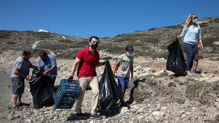 Σκρέκας: «Από σήμερα είμαστε δίπλα στους ψαράδες της Αμοργού για την προστασία των θαλασσών και των ακτών μας»