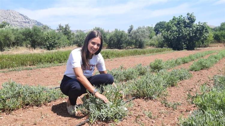 Αρ. Κουτσουράδη: Επένδυσε το πτυχίο της στα χωράφια του παππού και της γιαγιάς