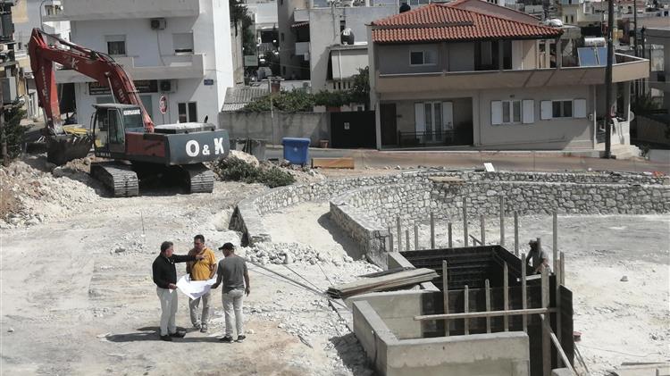 Με ταχείς ρυθμούς προχωράει η κατασκευή της νέας βιοκλιματικής πλατείας στο Αρκαλοχώρι