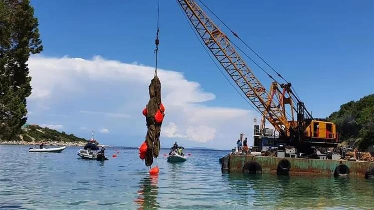 Έβγαλαν 76 τόνους θαλάσσια απορρίμματα στην Ιθάκη