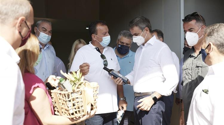 Περιοδεία Μητσοτάκη στη Μεσσηνία: Επίσκεψη στον συνεταιρισμό «Ελαιώνας», στο λιμάνι του Μαραθίου και σε θερμοκήπια στα Φιλιάτρα